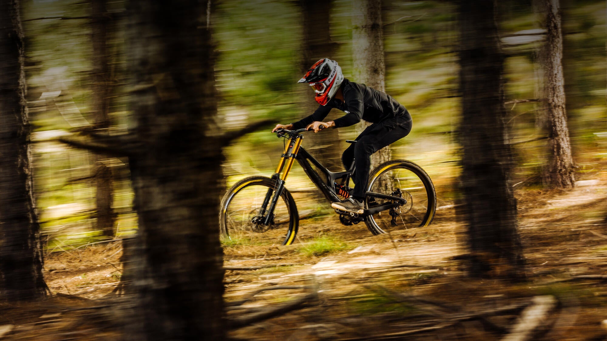 bi-102_tire_michelin-dh22-racing-line_fr-fr_landscape-background_nosignature_16-slash-9.jpg